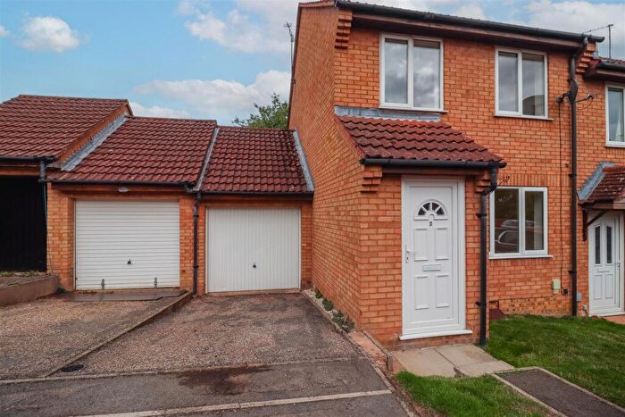 3 Bedroom Semi-Detached House For Sale In The Spinney, Bishops Itchington, CV47
