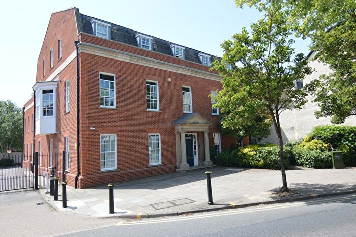 2 Bedroom Flat To Rent In Broad Street, Wokingham, RG40