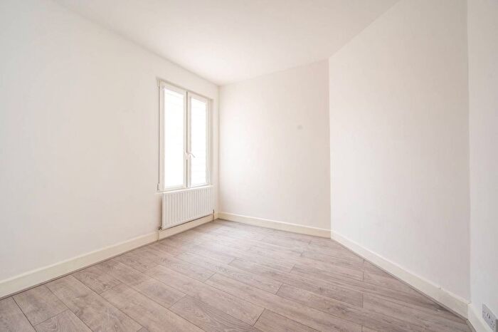 2 Bedroom Maisonette To Rent In Chingford Road, Walthamstow, London, E17