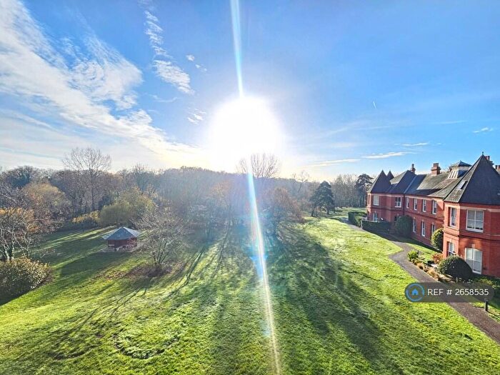 3 Bedroom Flat To Rent In Devonshire House, Woodford Green, IG8