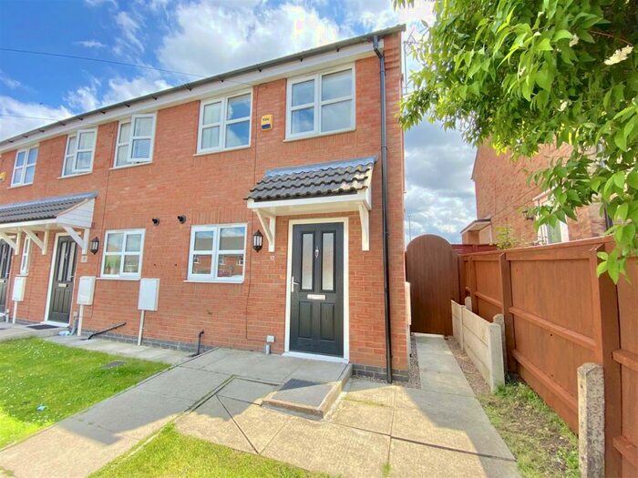 2 Bedroom Town House To Rent In Waverley CloseKirkby-In-AshfieldNottinghamshire, NG17