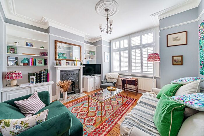 2 Bedroom Flat To Rent In Emlyn Road, London, W12