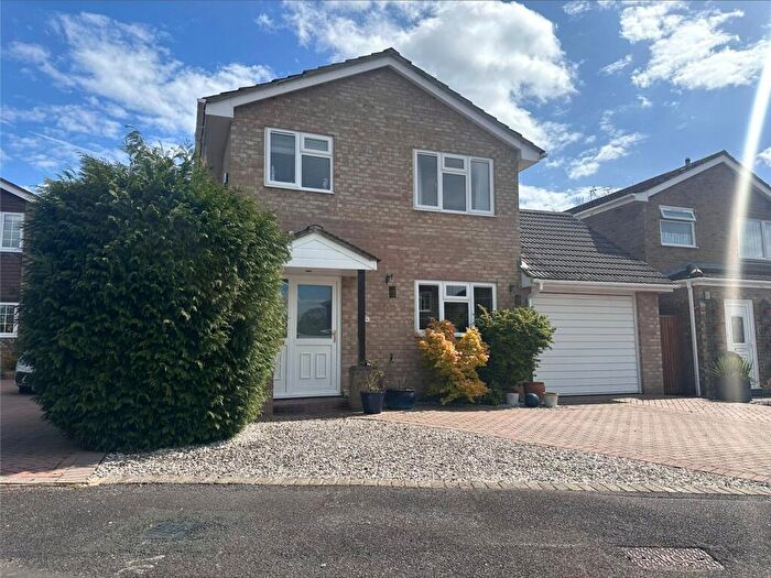 3 Bedroom Link Detached House For Sale In Romans Gate, Pamber Heath, RG26