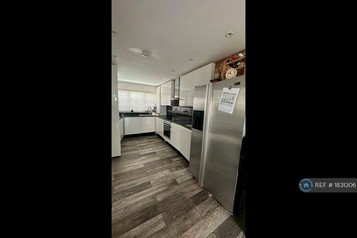 4 Bedroom Semi-Detached House To Rent In Kimptons Mead, Potters Bar, EN6