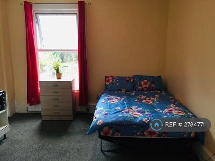 Studio To Rent In Bowes Road, London, N13