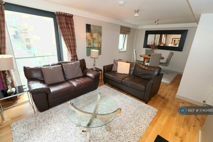 2 Bedroom Flat To Rent In High Street, Edinburgh, EH1