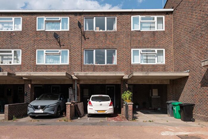 3 Bedroom Town House For Sale In Gramer Close, Leytonstone, London, E11
