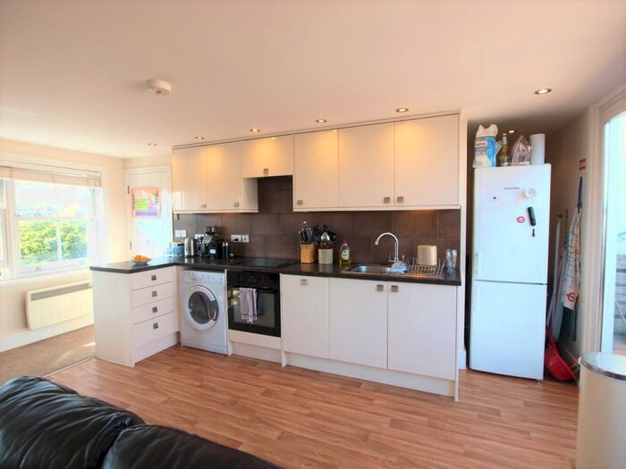3 Bedroom Flat To Rent In Yonge Park, Finsbury Park, N4