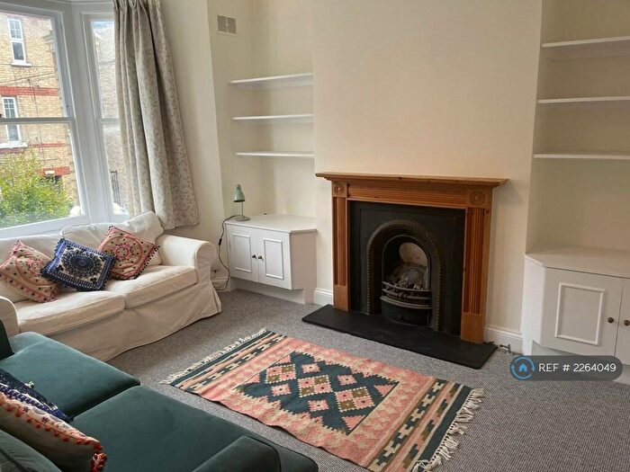 2 Bedroom Flat To Rent In Warriner Gardens, London, SW11