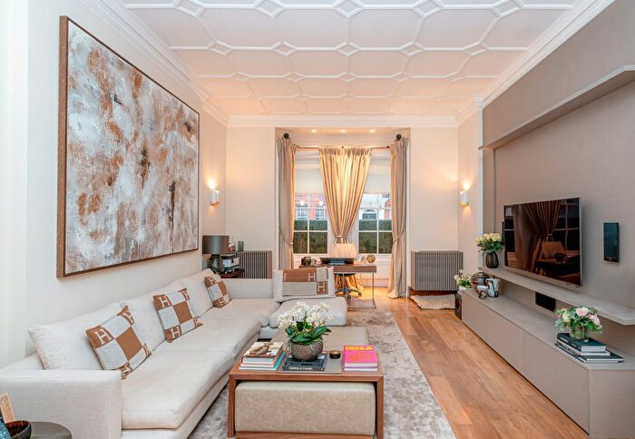 2 Bedroom Flat For Sale In Green Street, London, W1K