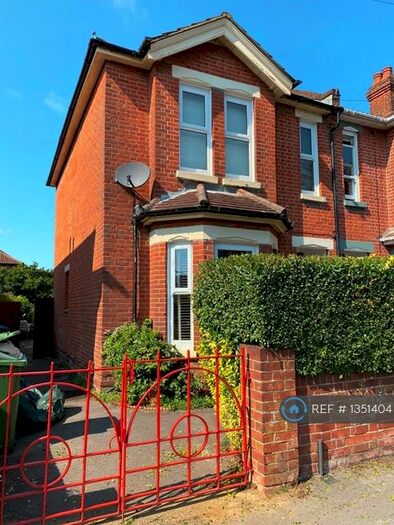 3 Bedroom Semi-Detached House To Rent In West Road, Southampton, SO19