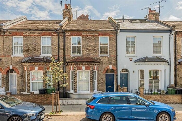 2 Bedroom Flat For Sale In Gayford Road, Shepherd's Bush, W12