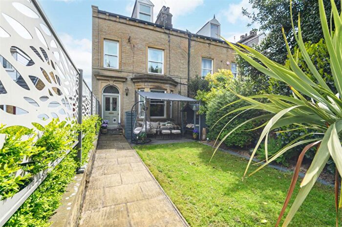 6 Bedroom End Of Terrace House For Sale In Clifton Road, Halifax, HX3