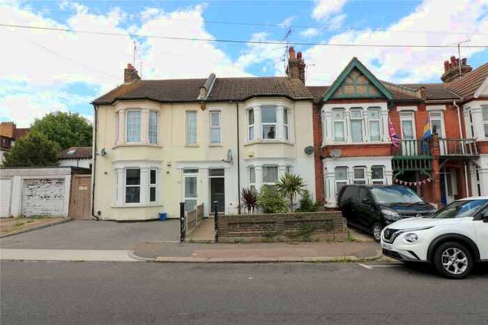 2 Bedroom Apartment To Rent In Chester Avenue, Southend-on-Sea, Essex, SS1