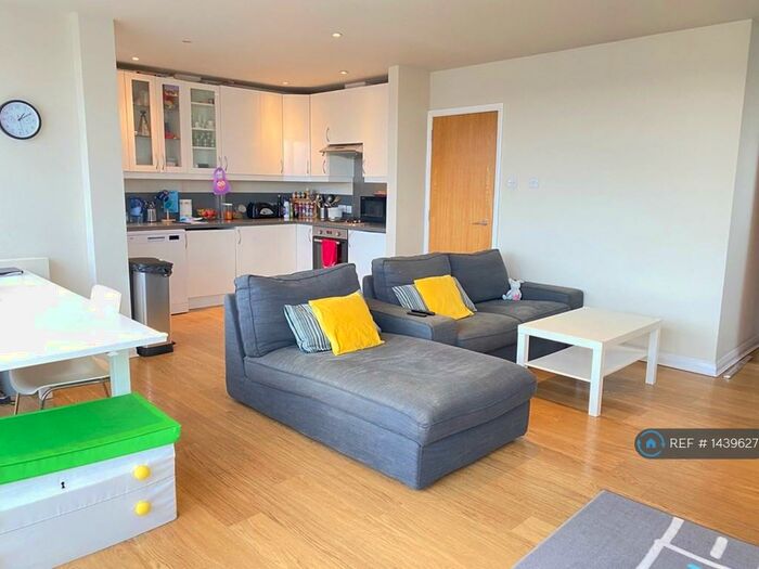 2 Bedroom Penthouse To Rent In Bedford Hill, London, SW12