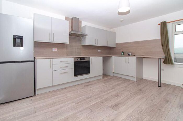 3 Bedroom Flat To Rent In Nobleston Estate, Alexandria, G83