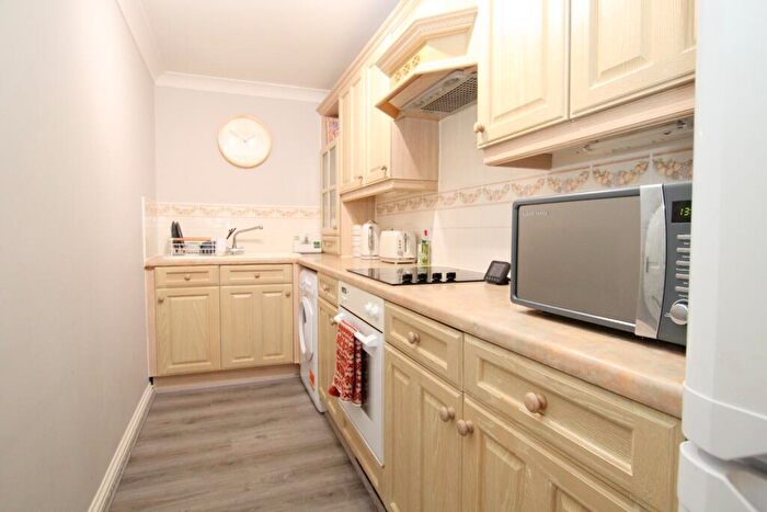 2 Bedroom Flat To Rent In Beverley Mews, Crawley, West Sussex., RH10