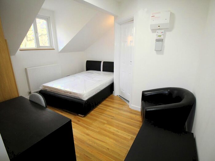 Apartment To Rent In Apt B, Regent Park Terrace #, LS6