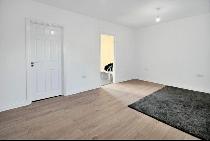 2 Bedroom Flat To Rent In Midland Road, Luton LU2
