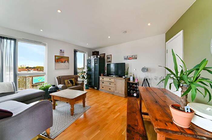 3 Bedroom Flat To Rent In Martel Place, London, E8