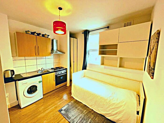 Studio To Rent In West Green Road, London, N15