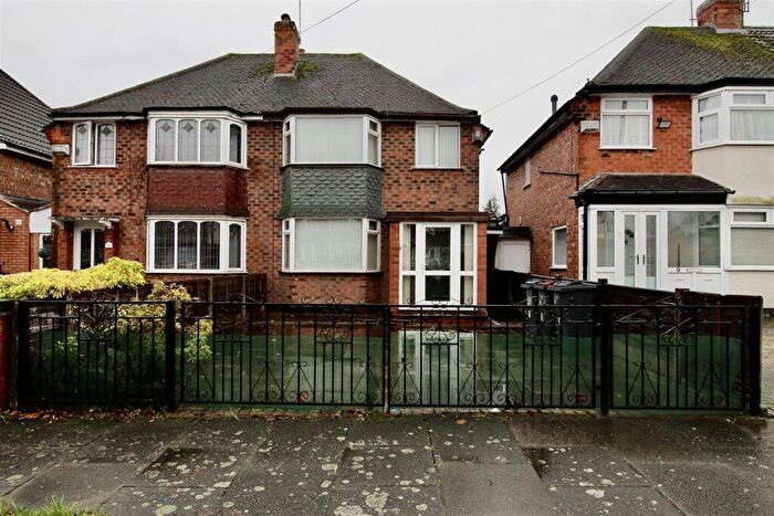 3 Bedroom Semi Detached House For Sale In Falmouth Road, Birmingham, B34