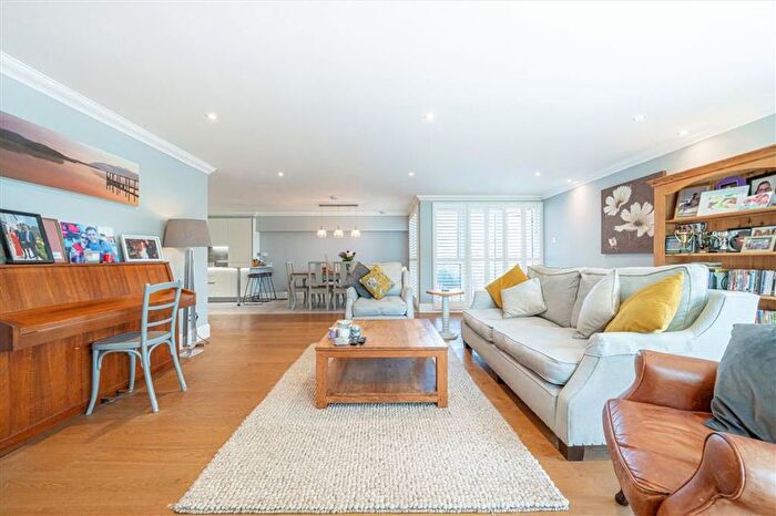 3 Bedroom Flat For Sale In Twickenham Road, Teddington, TW11