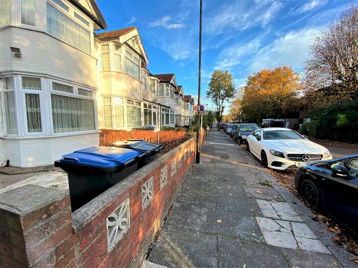 Studio To Rent In Bridlington Road, London N9