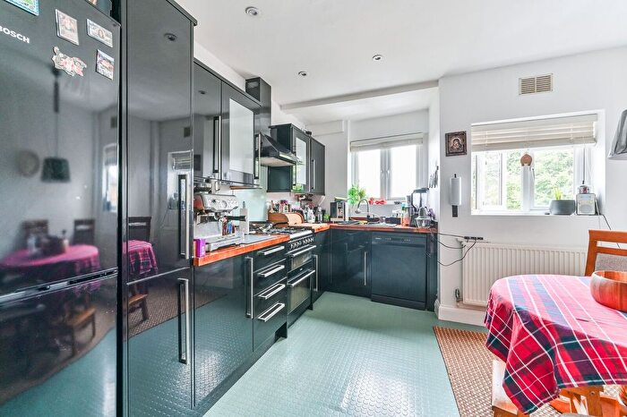 2 Bedroom Maisonette To Rent In Central Road, Worcester Park, KT4