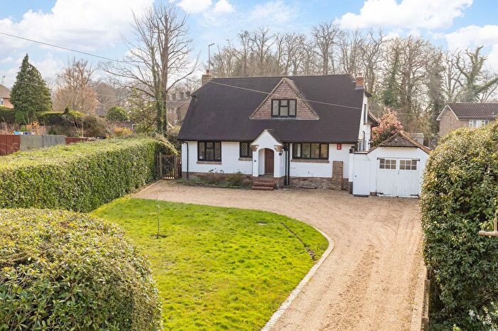 4 Bedroom Detached House For Sale In Mount Close, Crawley, RH10