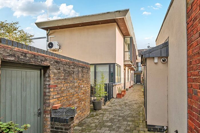 2 Bedroom Flat For Sale In Elmgrove Mews, Weybridge, KT13