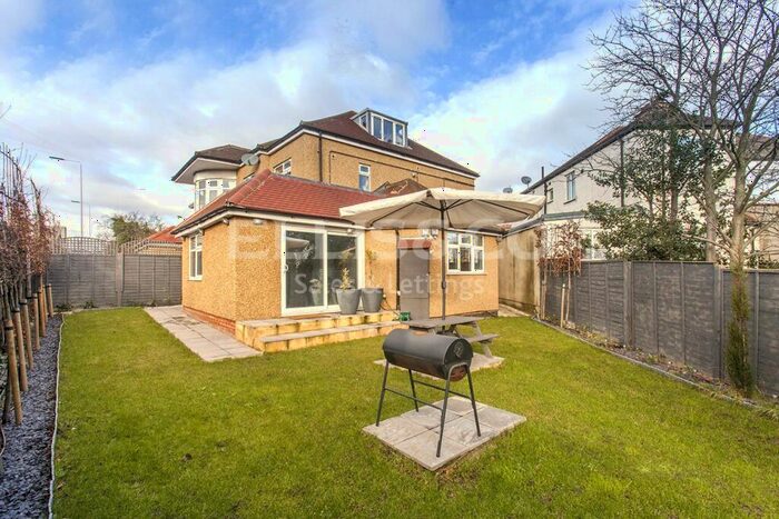 3 Bedroom Apartment To Rent In Renters Avenue, Hendon, NW4