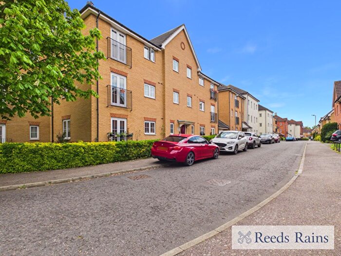 2 Bedroom Flat For Sale In Panyers Gardens, Dagenham, RM10