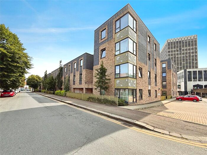2 Bedroom Apartment For Sale In Carnarvon Road, Southend-on-Sea, Essex, SS2