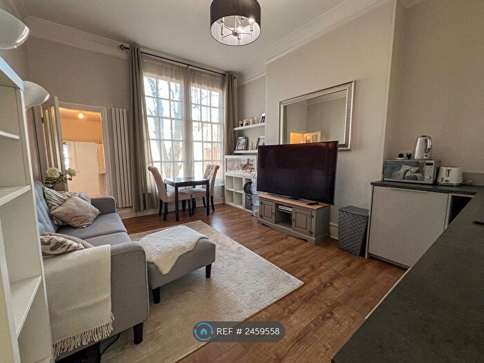 2 Bedroom Flat To Rent In De Montfort Court, Leicester, LE2