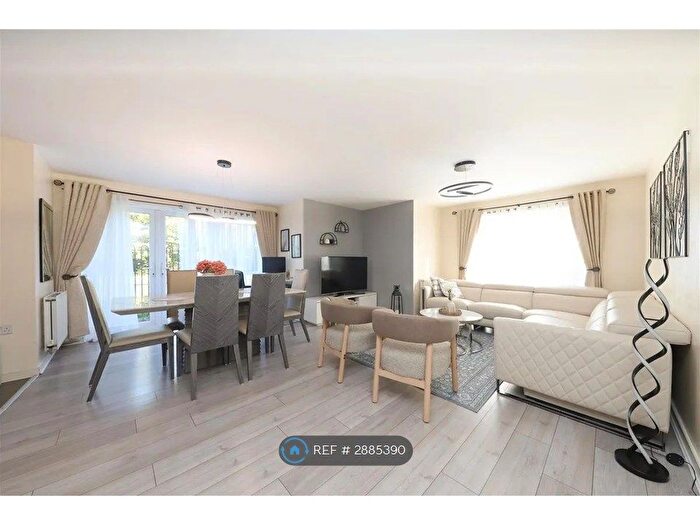 2 Bedroom Flat To Rent In Fulmar House, Hayes, UB3