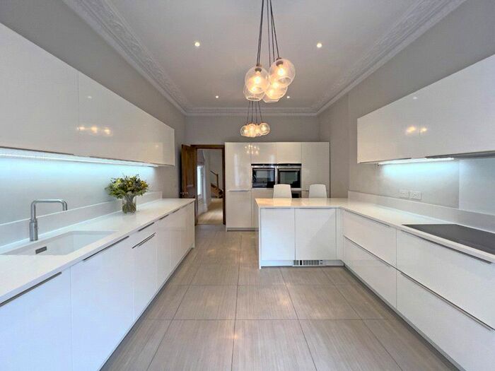 3 Bedroom Maisonette To Rent In Cornwall Gardens, South Kensington, London, SW7