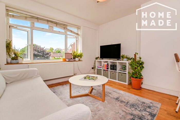 3 Bedroom Flat To Rent In Teignmouth Close, SW4