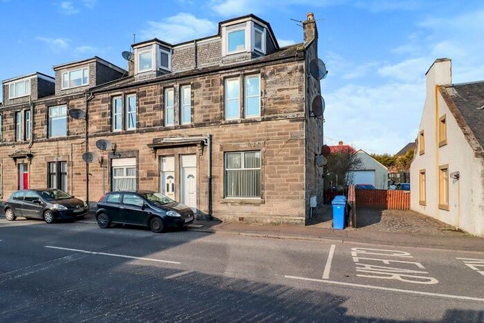 2 Bedroom Flat To Rent In Rumblingwell, Dunfermline, Fife, KY12