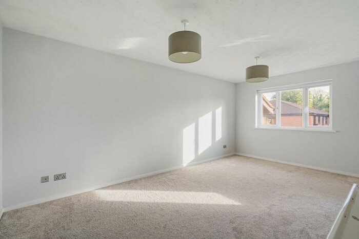 1 Bedroom Flat To Rent In Winston Close, Greenhithe, DA9