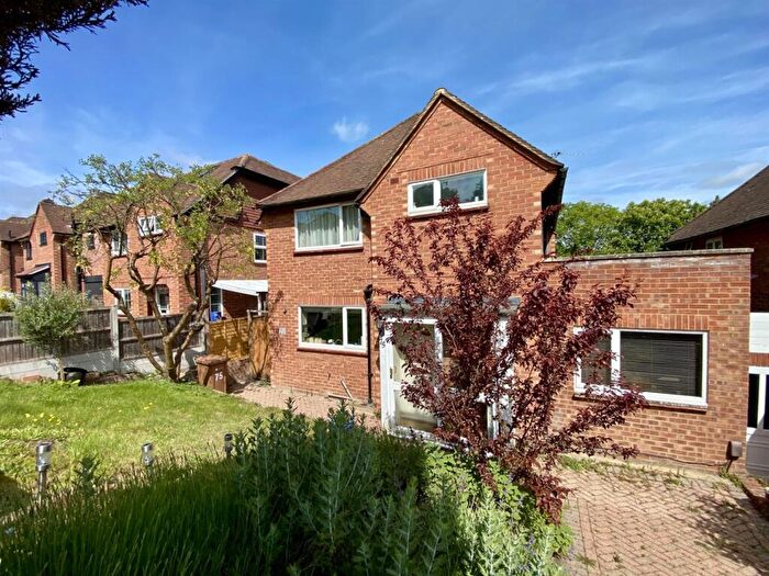 3 Bedroom House For Sale In High View Road, Guildford, GU2