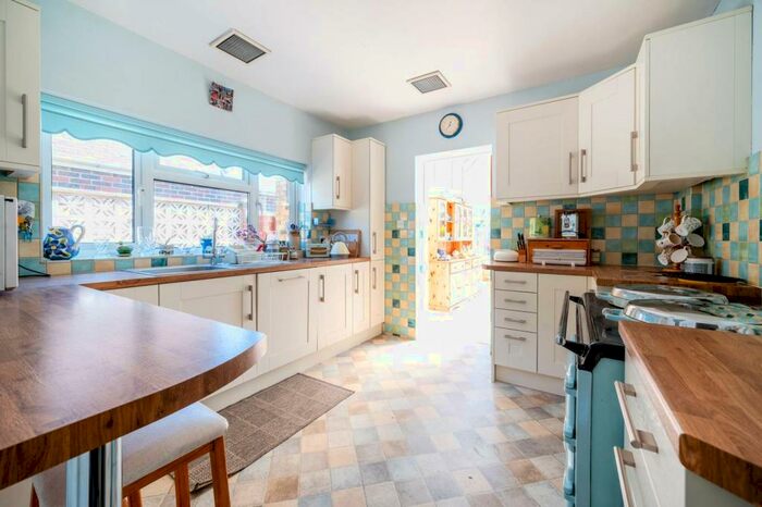 3 Bedroom Detached House To Rent In Egley Road, Woking, GU22