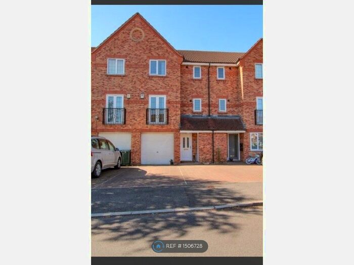 4 Bedroom Terraced House To Rent In Fewston Way, Doncaster, DN4