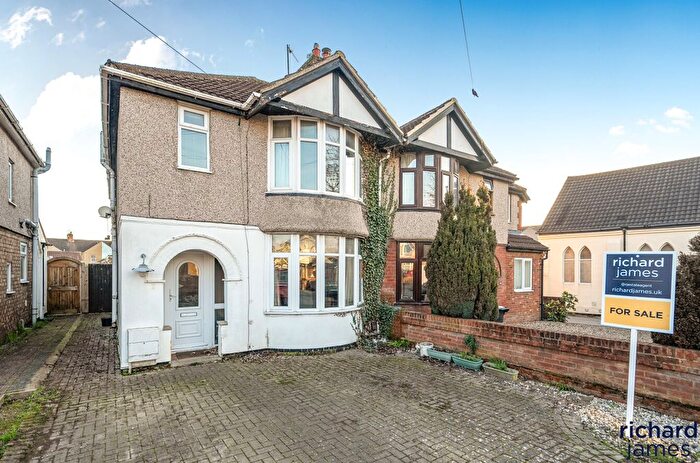 4 Bedroom Semi-Detached House For Sale In Whitby Grove, Rodbourne Cheney, Swindon, SN2