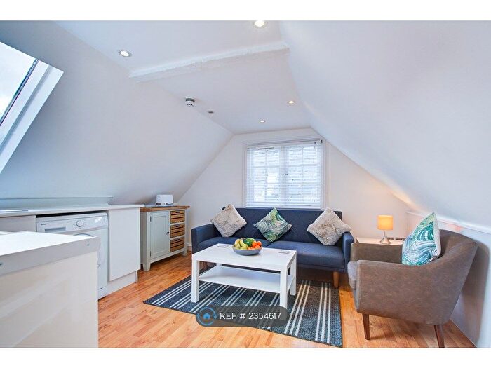 1 Bedroom Flat To Rent In High Street, Brentwood, CM14