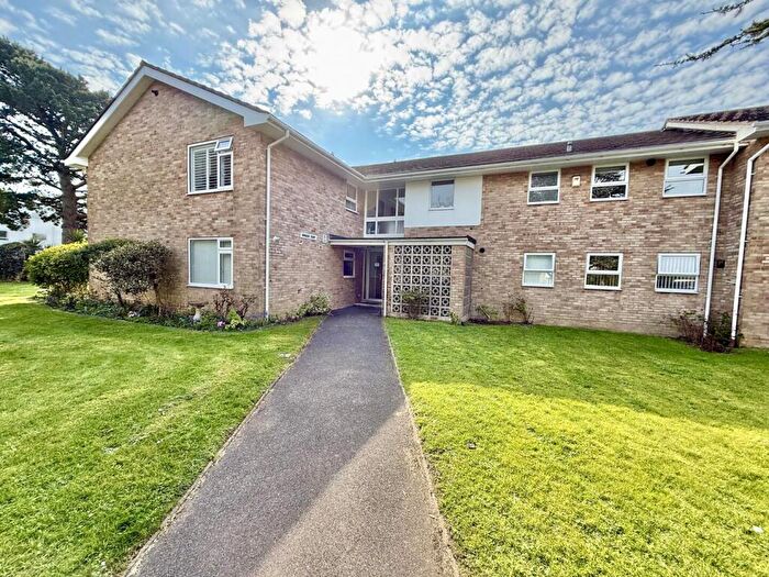 2 Bedroom Flat For Sale In Waterford Place, Highcliffe On Sea, BH23