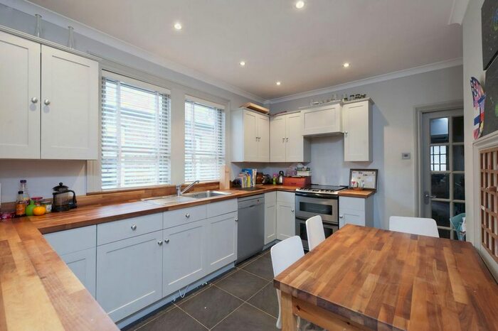 2 Bedroom Flat To Rent In Queenstown Road, London, SW8