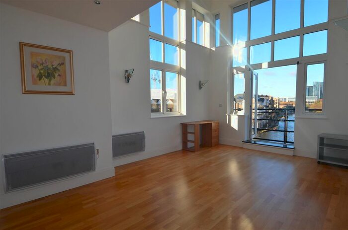 3 Bedroom Flat To Rent In High Street, Brentford, TW8