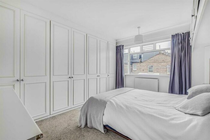 3 Bedroom Flat To Rent In St. Leonards Court, East Sheen, SW14