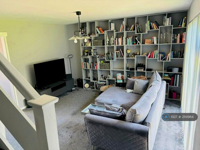 2 Bedroom Maisonette To Rent In Turnpike Link, Croydon, CR0